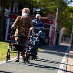 Una pareja de pensionistas caminando por Madrid