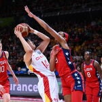 A'ja Wilson se dispone a taponar a Yueru Li en la final del Mundial