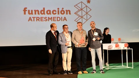 En la imagen, Javier Bardají junto al profesor Eusebio Balbás, que ha recibido el premio al Fomento del Pensamiento Crítico por la iniciativa “Eolapaz”, del Colegio Nuestra Señora de la Paz, de Torrelavega, junto a los otros dos proyectos finalistas