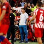 El entrenador del Sevilla FC, Julen Lopetegui (c), al finalizar el partido ante el Atlético de Madrid