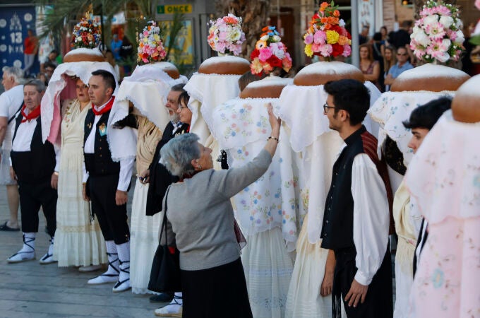 Un momento del ritual del Pa Benéit de la Torre de les Maçanes que se ha celebrado este sábado en el centro de la ciudad como acto de inicio de la celebración del 9 d´Octubre