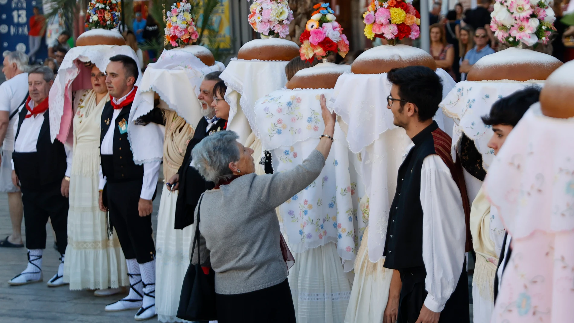 Un momento del ritual del Pa Benéit de la Torre de les Maçanes que se ha celebrado este sábado en el centro de la ciudad como acto de inicio de la celebración del 9 d´Octubre