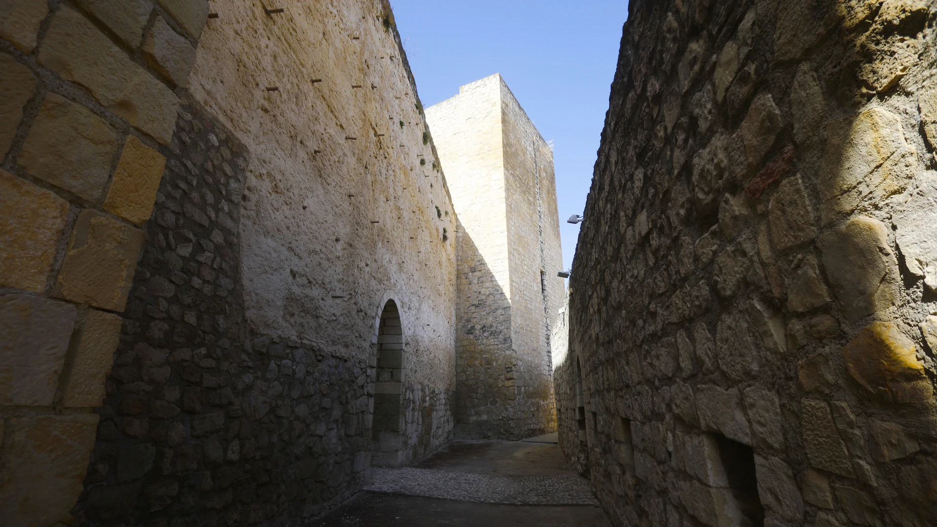 Vista de un patio interior del Castillo del Moral, erigido en 1148 y cárcel del emir nazarí Boabdil, en la localidad cordobesa de Lucena. EFE/Salas