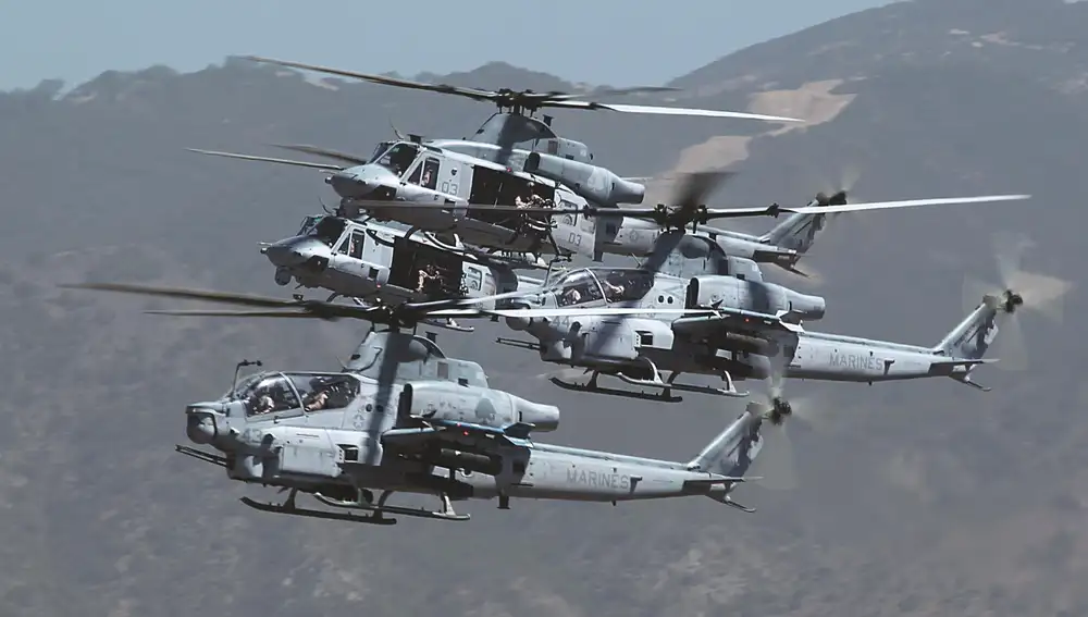 Varios Bell AH-1Z Viper del cuerpo de Marines de Estados Unidos, volando en escuadrilla