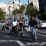 Imagen de turistas en bicicletas por la calle Alcala