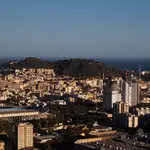 Vista desde el barrio de la Palmilla de Málaga de las llamadas torres de Martiricos (d). EFE/Jorge Zapata