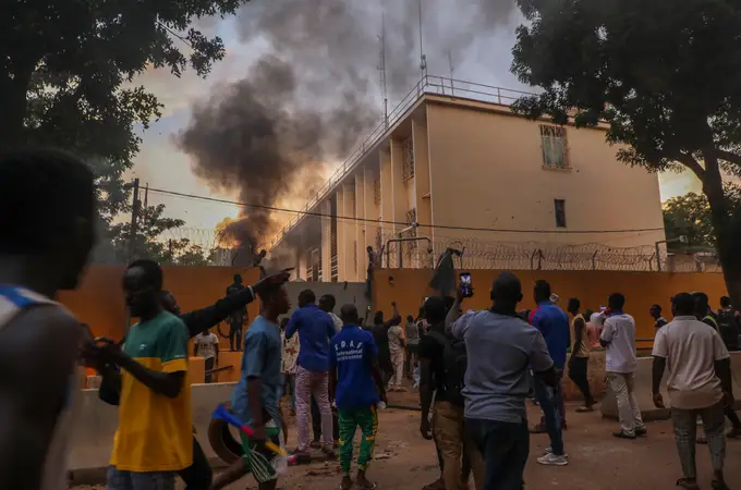 Se enquista el golpe de Estado en Burkina Faso mientras manifestantes prenden fuego a la embajada francesa