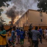 Una columna de humo se eleva sobre la embajada francesa en Uagadugú.