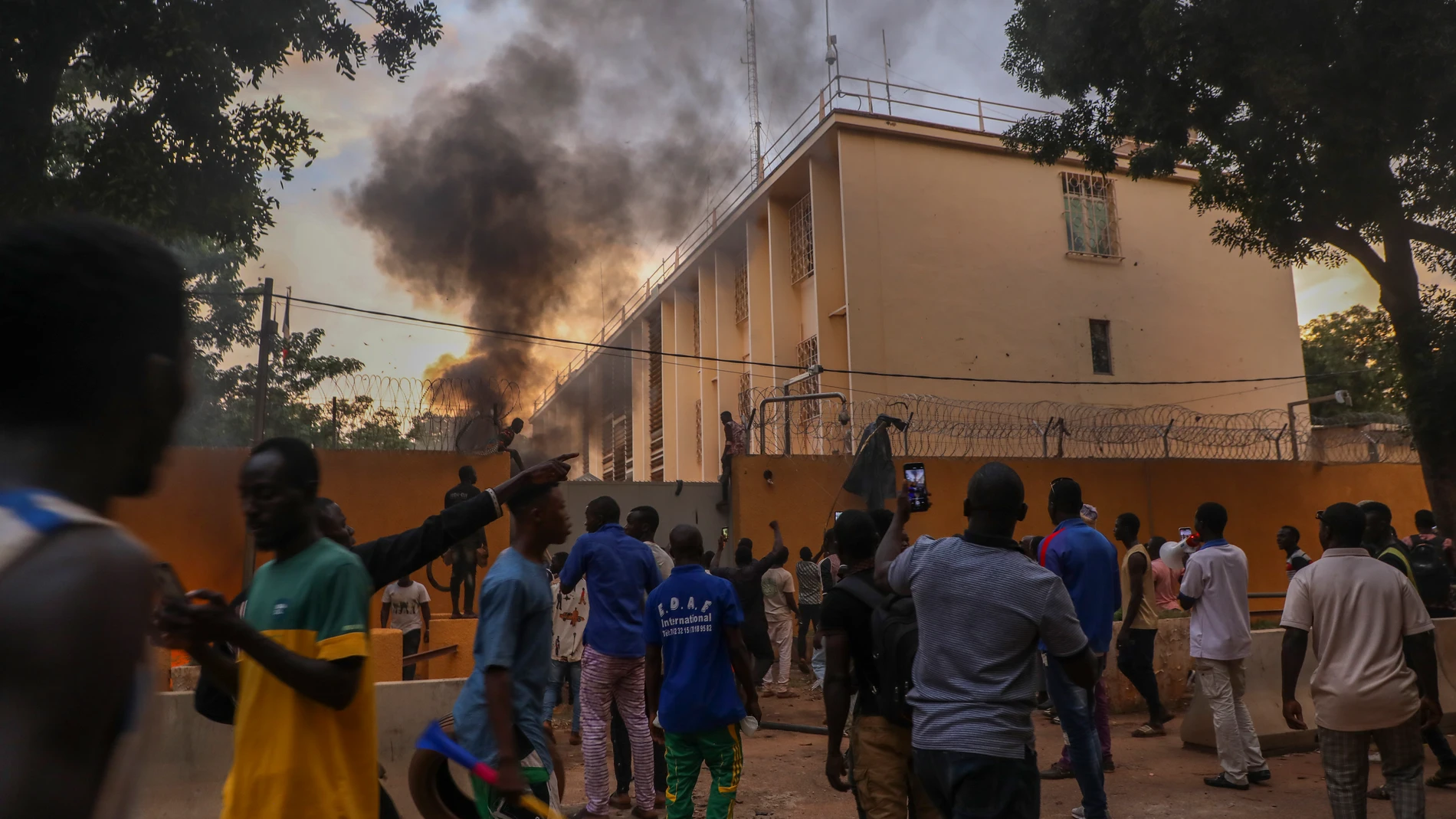 Una columna de humo se eleva sobre la embajada francesa en Uagadugú.