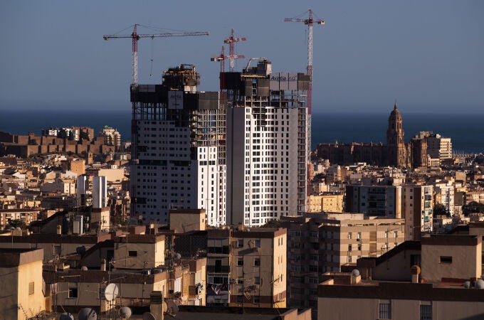 Vista desde el barrio de la Palmilla de Málaga de las llamadas torres de Martiricos, dos rascacielos aún en construcción y que alcanzarán las 30 plantas de altura y albergarán viviendas y hoteles. EFE/Jorge Zapata