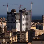 Vista desde el barrio de la Palmilla de Málaga de las llamadas torres de Martiricos, dos rascacielos aún en construcción y que alcanzarán las 30 plantas de altura y albergarán viviendas y hoteles. EFE/Jorge Zapata