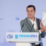 El presidente de la Junta de Andalucía, Juanma Moreno, durante el XVI Congreso Provincial del Partido Popular en Sevilla. Joaquín Corchero / Europa Press