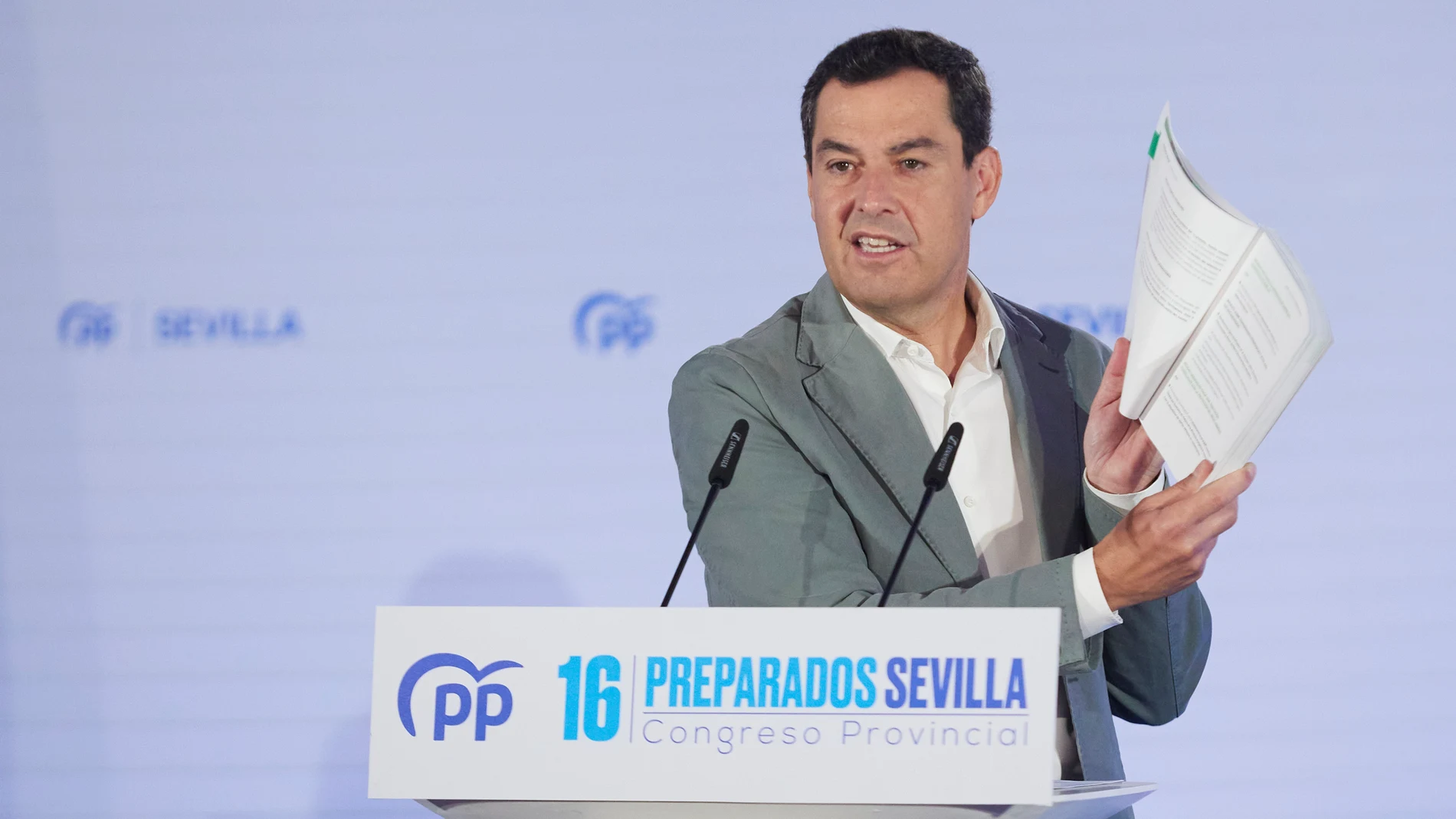 El presidente de la Junta de Andalucía, Juanma Moreno, durante el XVI Congreso Provincial del Partido Popular en Sevilla. Joaquín Corchero / Europa Press