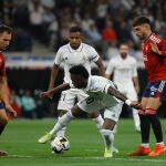 Vinicius, rodeado de contrarios en el Real Madrid-Osqsuna de LaLiga
