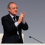 El presidente del Real Madrid, Florentino Pérez, aplaude durante las Asambleas Generales Ordinaria y Extraordinaria de socios del Real Madrid,