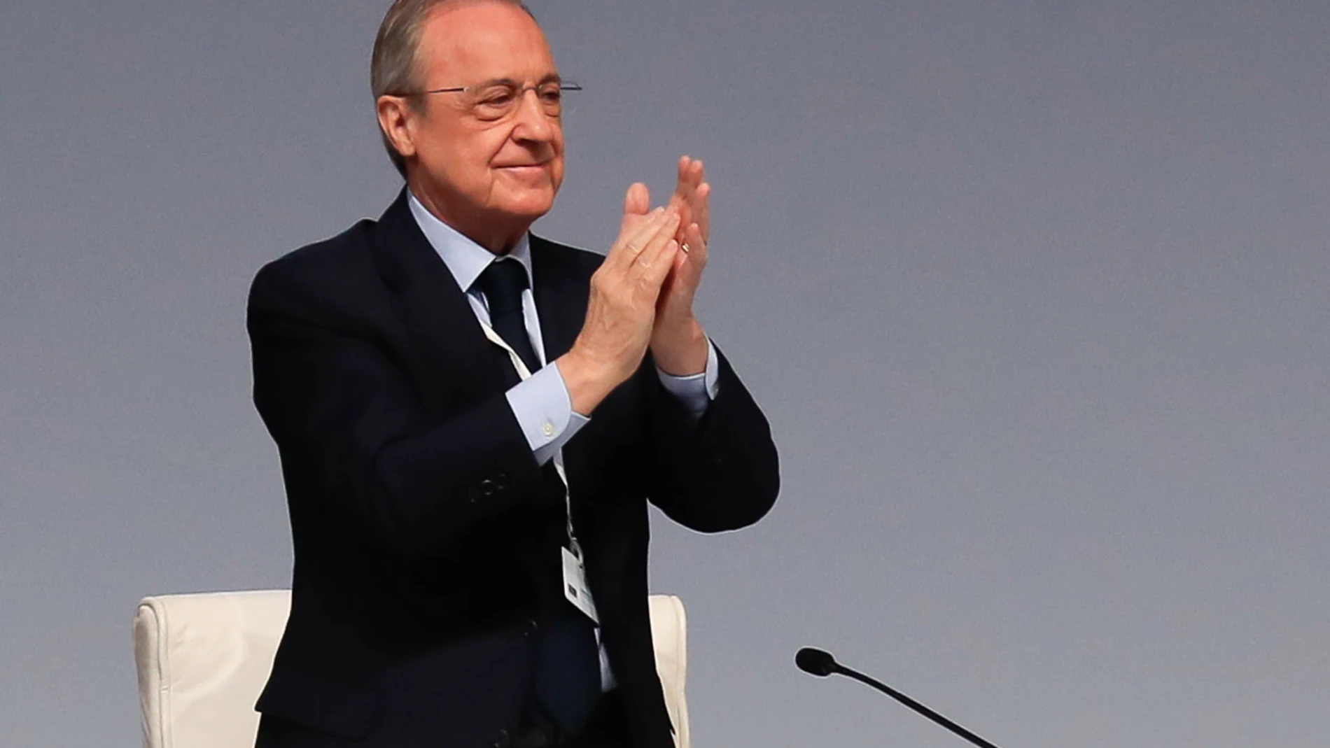 El presidente del Real Madrid, Florentino Pérez, aplaude durante las Asambleas Generales Ordinaria y Extraordinaria de socios del Real Madrid,
