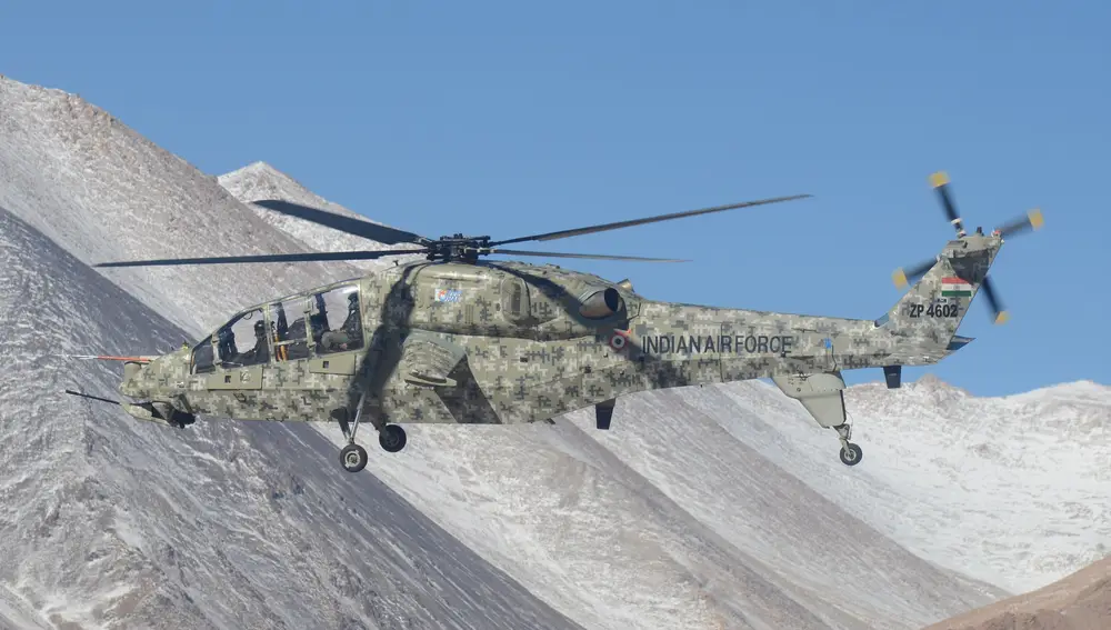 Imagen del helicóptero indio de combate HAL volando en una zona de alta montaña