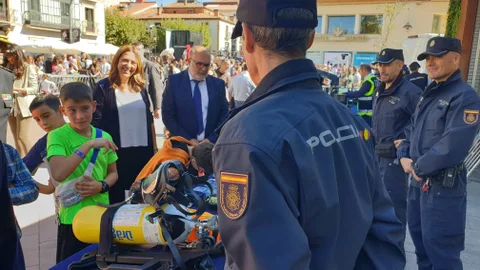 La delegada del Gobierno, Virginia Barcones, visita la exposición de material de la Policía Nacional en Soria junto al subdelegado Luis Latorre, y el nuevo comisario jefe de la Comisaría de la Policía Nacional de Soria, Francisco Moñux.