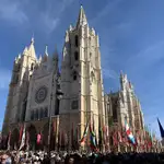 Pendones de León, imponentes junto a la Catedral