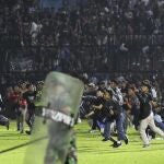 Una multitud de seguidores invade el terreno de juego la noche del sábado en el estadio Kanjuruhan, en la provincia de Java Oriental (Indonesia)