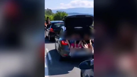 La Guardia Civil ha investigado a dos conductores por circular en sus vehículos con los copilotos sentados en la ventanilla