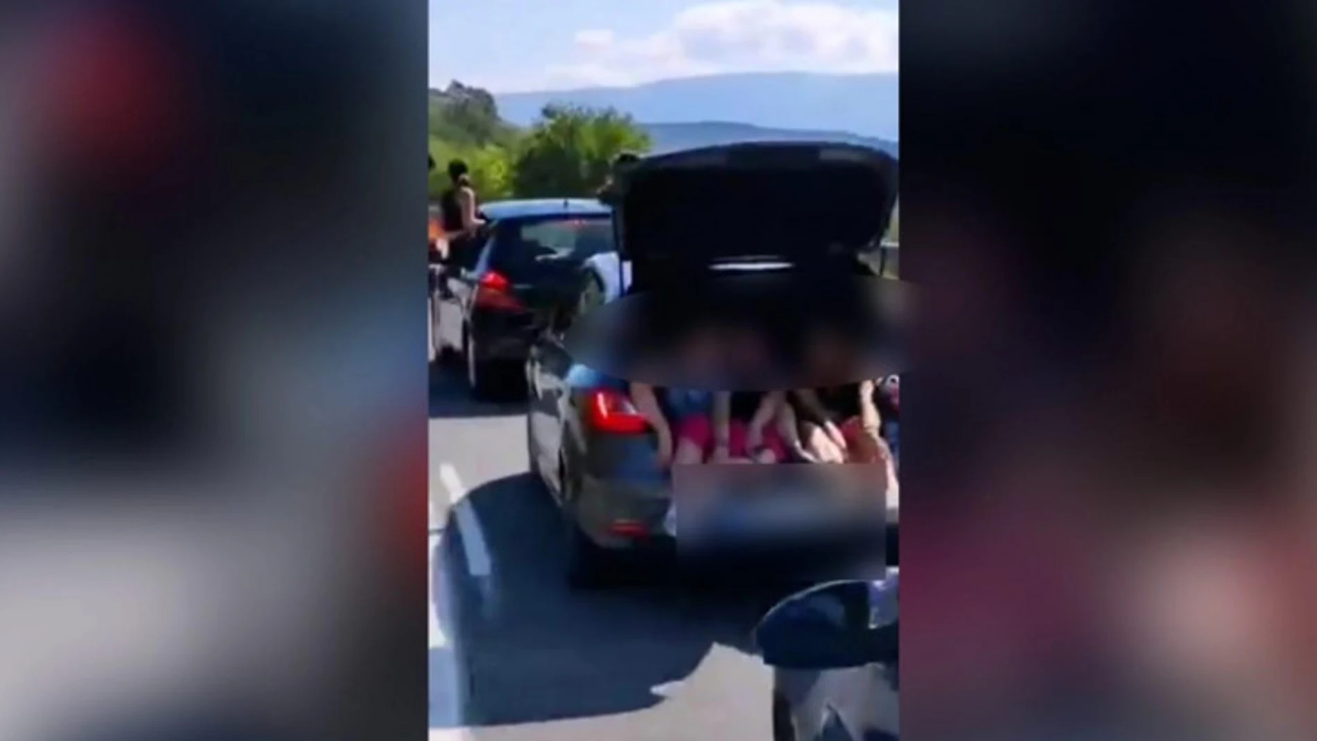 La Guardia Civil ha investigado a dos conductores por circular en sus vehículos con los copilotos sentados en la ventanilla