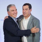 El presidente de la Junta de Andalucía, Juanma Moreno, junto al coordinador general del Partido Popular, Elías Bendodo, ayer, durante el XVI Congreso Provincial del Partido Popular en Sevilla.
