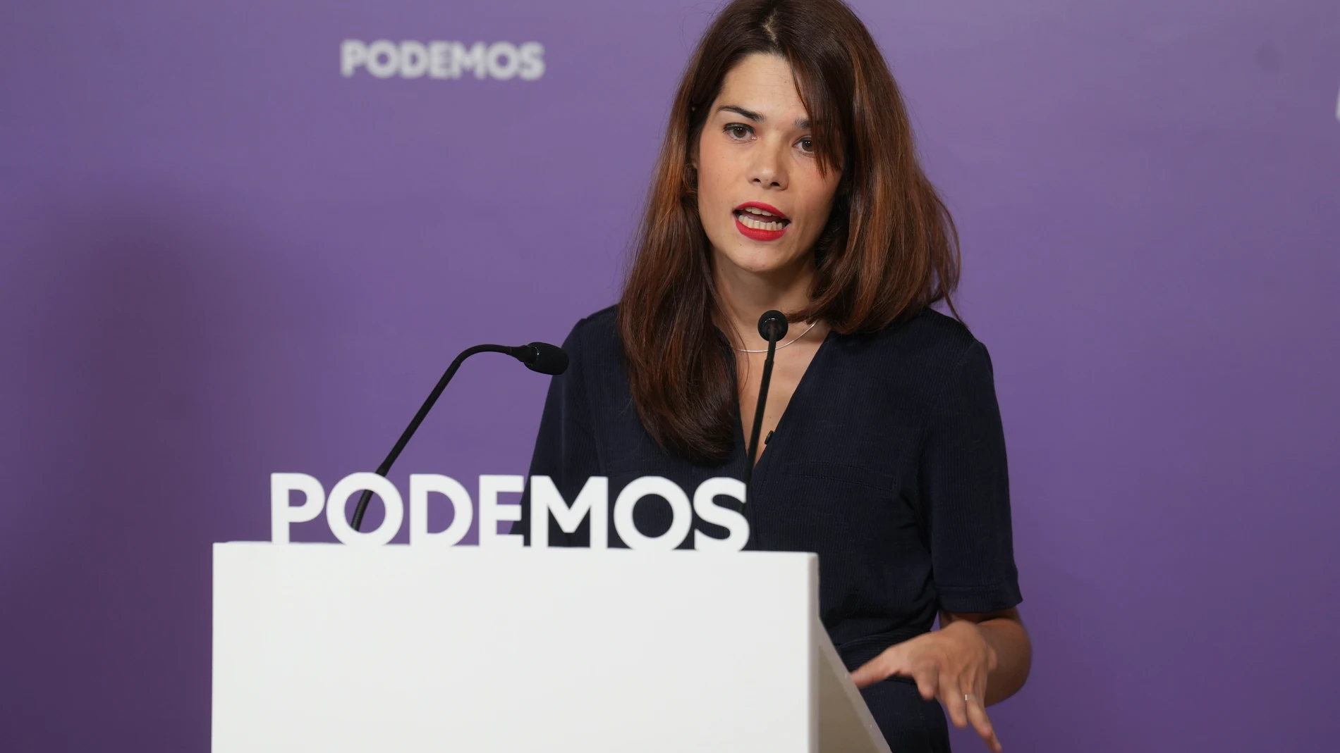 La portavoz de Podemos, Isa Serra durante la rueda de prensa ofrecida este lunes en la sede de la formación, en Madrid. EFE/ Borja Sanchez-trillo