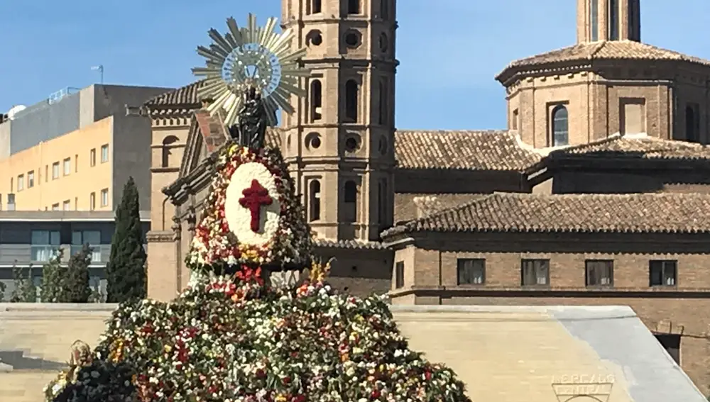 Manto de flores en la ofrenda a la virgen del Pilar con la torre de San Juan de los Panetes al fondoEUROPA PRESSS (Foto de ARCHIVO)18/10/2021