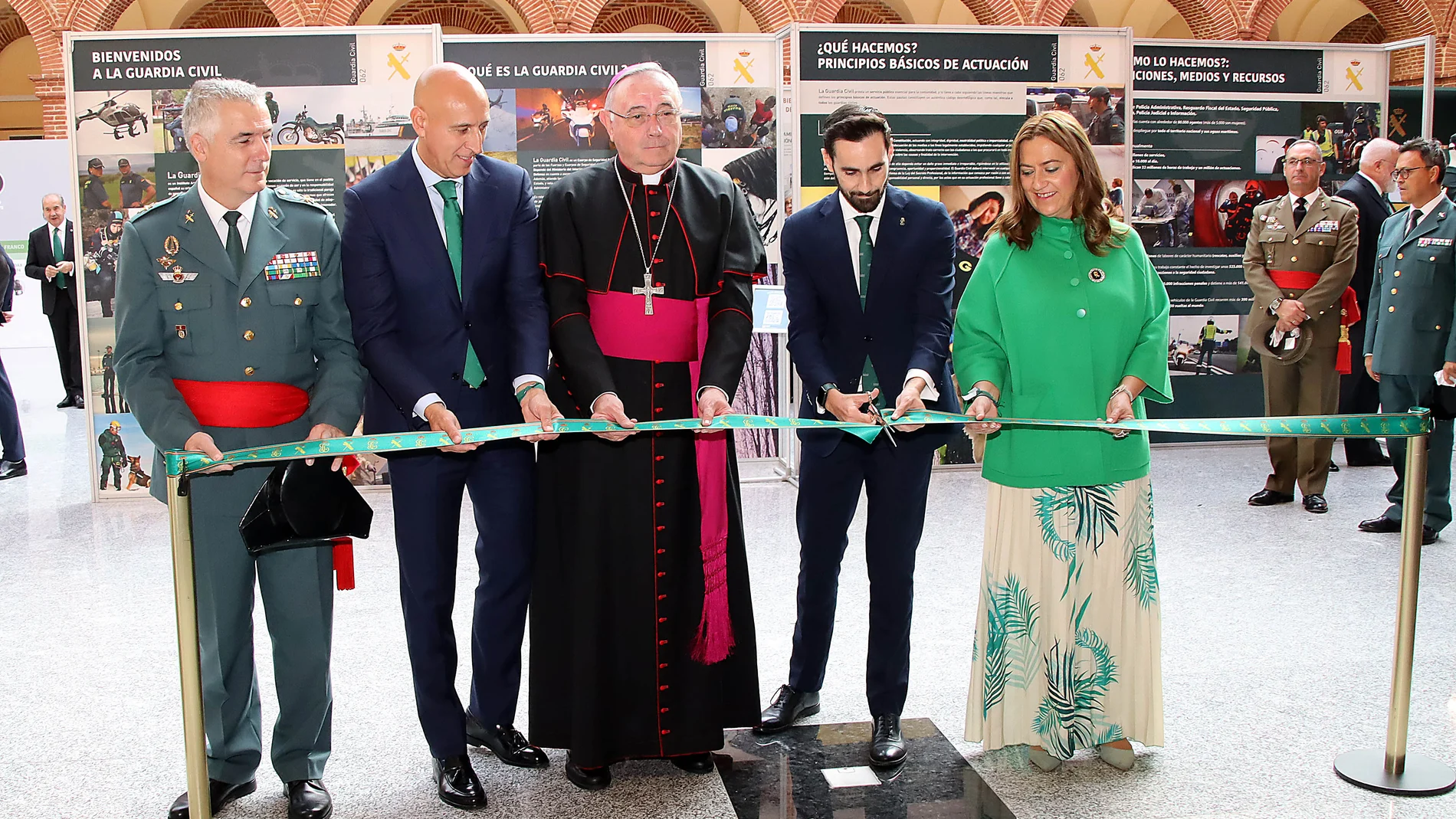 El secretario de Estado de Seguridad, Rafael Pérez, inaugura la exposición "La Guardia Civil al servicio de la ciudadanía", acompañado por el Presidente de las Cortes Carlos Pollán, la delegada del Gobierno, Virginia Barcones, el alcalde José Antonio Díez y el obispo Luis Ángel de las Heras