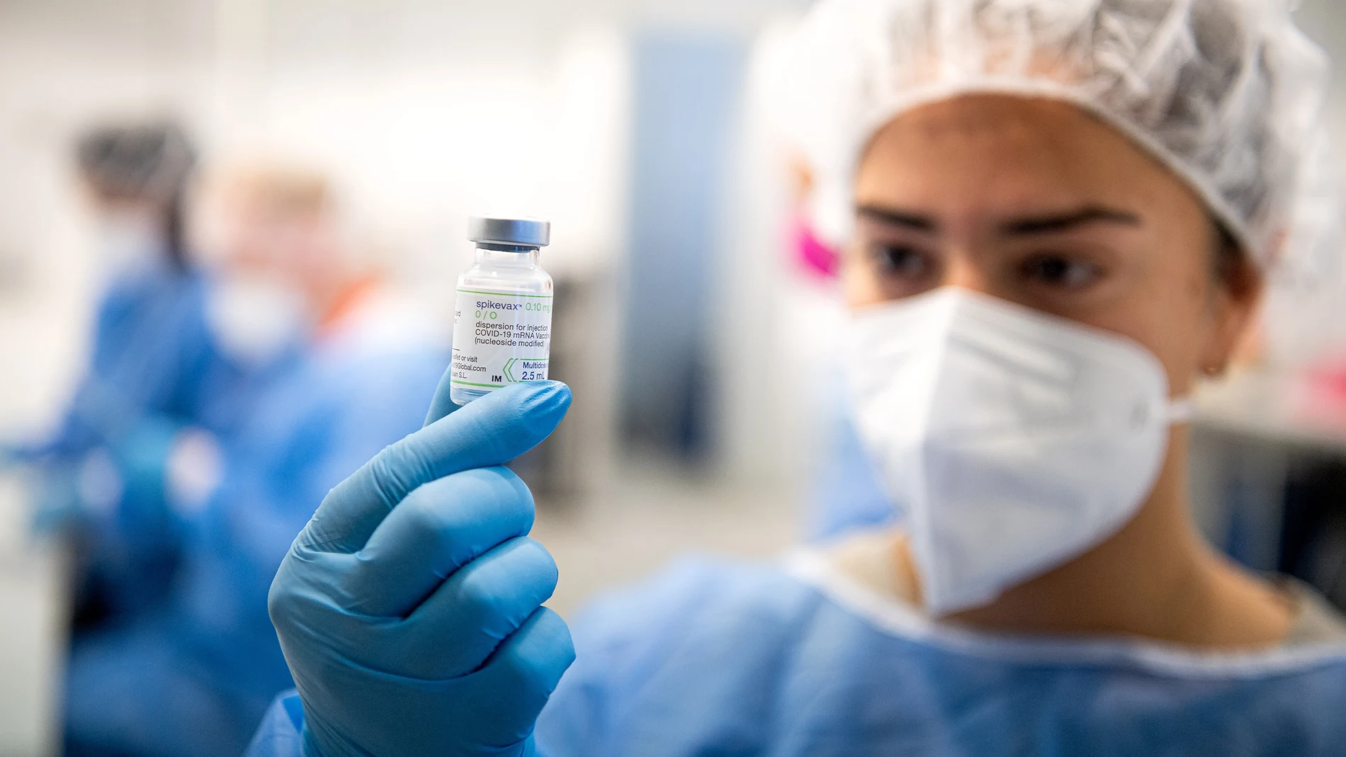 Una enfermera sostiene un frasco de la vacuna de Moderna contra la COVID-19. Sina Schuldt/dpa