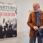El escritor Arturo Pérez-Reverte, antes de presentar "Revolución"