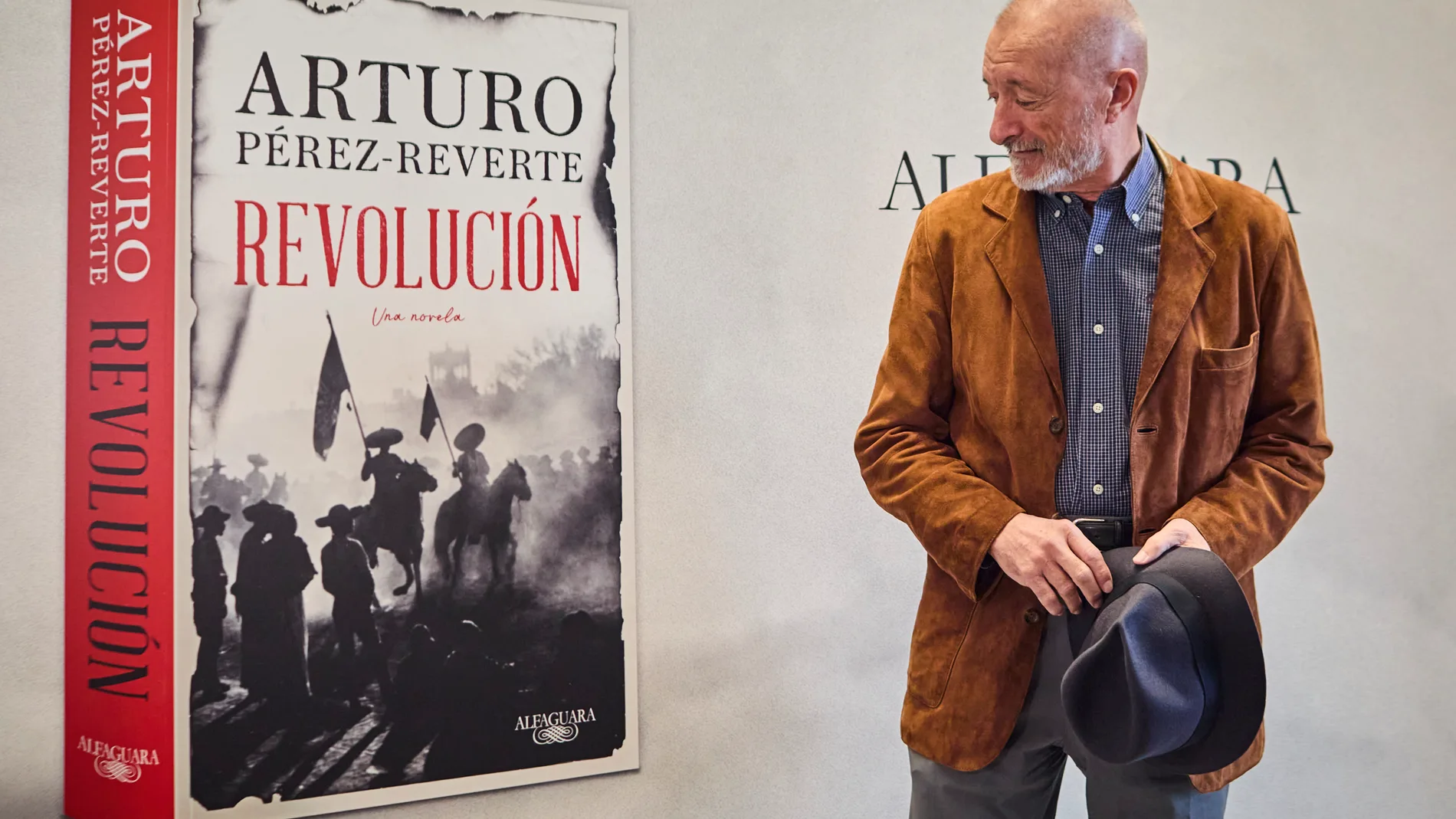 El escritor Arturo Pérez-Reverte, antes de presentar "Revolución"