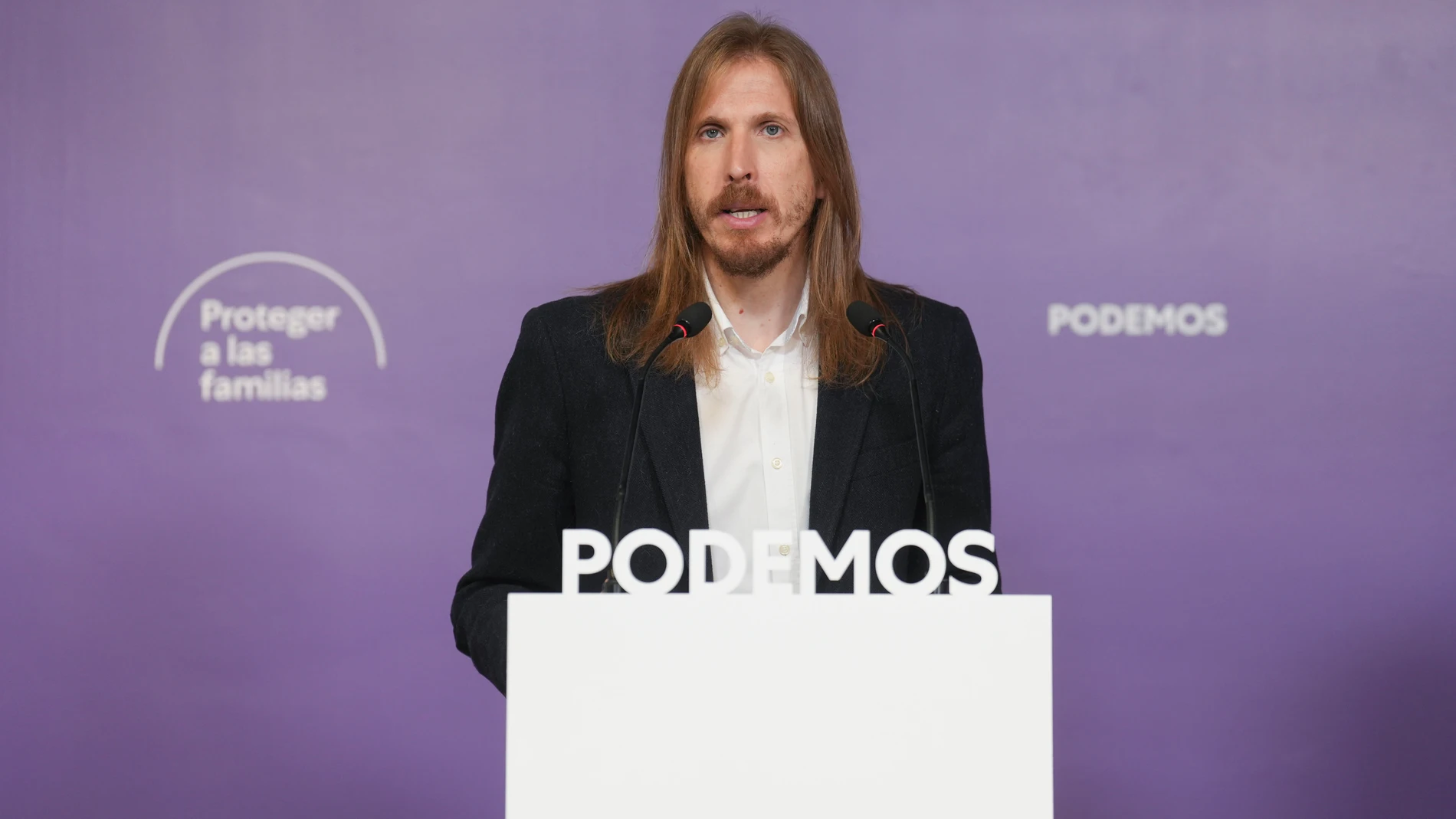 El portavoz de Podemos, Pablo Fernández durante la rueda de prensa ofrecida este lunes en la sede de la formación, en Madrid. EFE/ Borja Sanchez-trillo