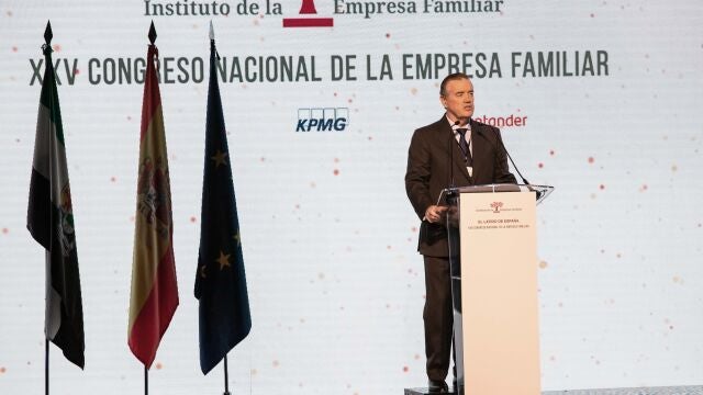 El presidente del instituto de la Empresa Familiar, Andrés Sendagorta, interviene en la inauguración del XXV Congreso Nacional de la Empresa Familiar, a 3 de octubre de 2022, en Cáceres, Extremadura (España). Cerca de 500 empresarios familiares procedentes de toda España tienen previsto reunirse en el congreso bajo el lema: ‘El latido de España’. El encuentro quiere expresar la idea de que el país se mueve y progresa gracias a la contribución de la sociedad civil y de las más de un millón de empresas familiares que realizan una actividad por su comunidad. Una de las novedades que presenta este XXV Congreso Nacional de la Empresa Familiar es que cuenta con la presencia de un país invitado especial. En este caso, Portugal. El congreso se celebra los días 3 y octubre y está organizado por el Instituto Familiar con la colaboración de Aeef y el patrocinio de Santander y KPMG.03 OCTUBRE 2022;CÁCERES;CONGRESO NACIONAL DE LA EMPRESA FAMILIAR;FE