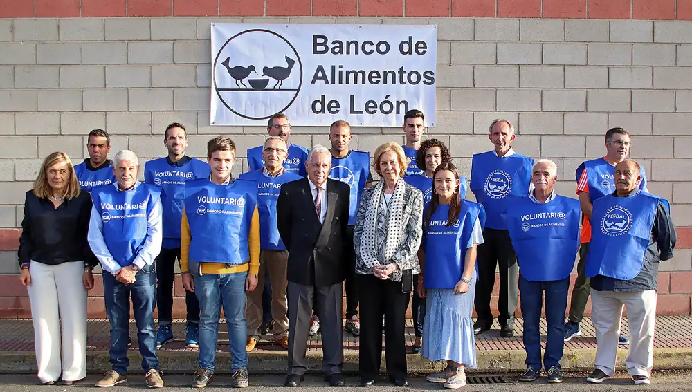 La reina Sofía visita el Banco de Alimentos de León y se reúne con los voluntarios del centro
