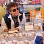 Jesús Quintero durante una firma de ejemplares en la Feria del Libro de Madrid