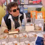 Jesús Quintero durante una firma de ejemplares en la Feria del Libro de Madrid