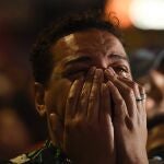 Un seguidor de Lula se lamenta al escuchar los resultados de las elecciones