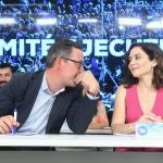El secretario general del PP de Madrid, Alfonso Serrano, y la presidenta de la Comunidad de Madrid, Isabel Díaz Ayuso, conversan en el Comité Ejecutivo del PP de Madrid, en la sede de la calle Génova.
