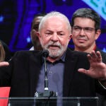 El exmandatario brasileño Luiz Inácio Lula da Silva pronuncia un discurso en Sau Paulo tras conocer los resultados