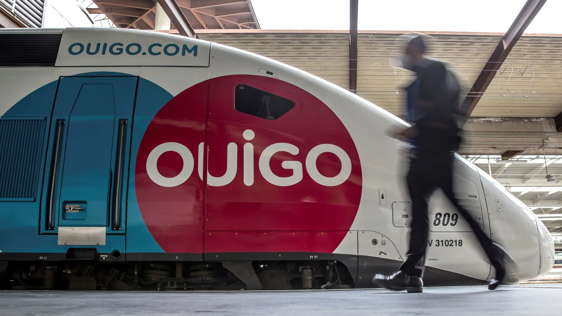 Vista exterior de uno de los trenes de alta velocidad de la empresa Ouigo
