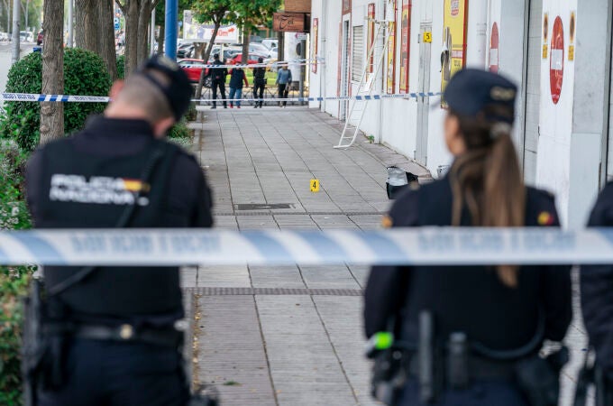 Dos agentes de Policía Nacional en las inmediaciones de la discoteca ‘Caña Brava’, a 3 de octubre de 2022, en Madrid (España). Un joven de 21 años ha fallecido y cuatro personas han resultado heridas en la madrugada de este lunes tras un tiroteo en una discoteca en Fuenlabrada. El fallecido tenía una herida por arma de fuego y una herida incisa en la cabeza. Además, el SUMMA 112 también ha atendido a un joven de 31 años por herida de arma de fuego en un hombro y le ha trasladado con carácter moderado al Hospital Doce de Octubre, además de atender a otros dos jóvenes. La Policía Nacional se encuentra investigando lo sucedido.03 OCTUBRE 2022;TIROTEO;DISCOTECA;OCIO NOCTURNO;JOVENES;FALLECIMIENTO;CAÑA BRAVAA. Pérez Meca / Europa Press03/10/2022