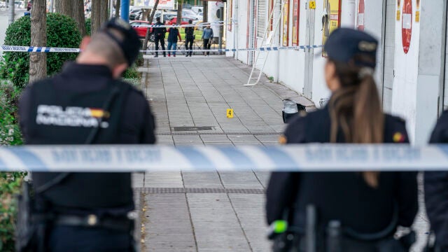 Dos agentes de Policía Nacional en las inmediaciones de la discoteca ‘Caña Brava’, a 3 de octubre de 2022, en Madrid (España). Un joven de 21 años ha fallecido y cuatro personas han resultado heridas en la madrugada de este lunes tras un tiroteo en una discoteca en Fuenlabrada. El fallecido tenía una herida por arma de fuego y una herida incisa en la cabeza. Además, el SUMMA 112 también ha atendido a un joven de 31 años por herida de arma de fuego en un hombro y le ha trasladado con carácter moderado al Hospital Doce de Octubre, además de atender a otros dos jóvenes. La Policía Nacional se encuentra investigando lo sucedido.03 OCTUBRE 2022;TIROTEO;DISCOTECA;OCIO NOCTURNO;JOVENES;FALLECIMIENTO;CAÑA BRAVAA. Pérez Meca / Europa Press03/10/2022