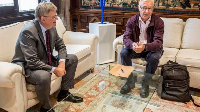 El presidente de la Generalitat valenciana, Ximo Puig (i) y el alcalde de Valencia, Joan Ribó (d), durante su reunión en el Palacio de la Generalitat.