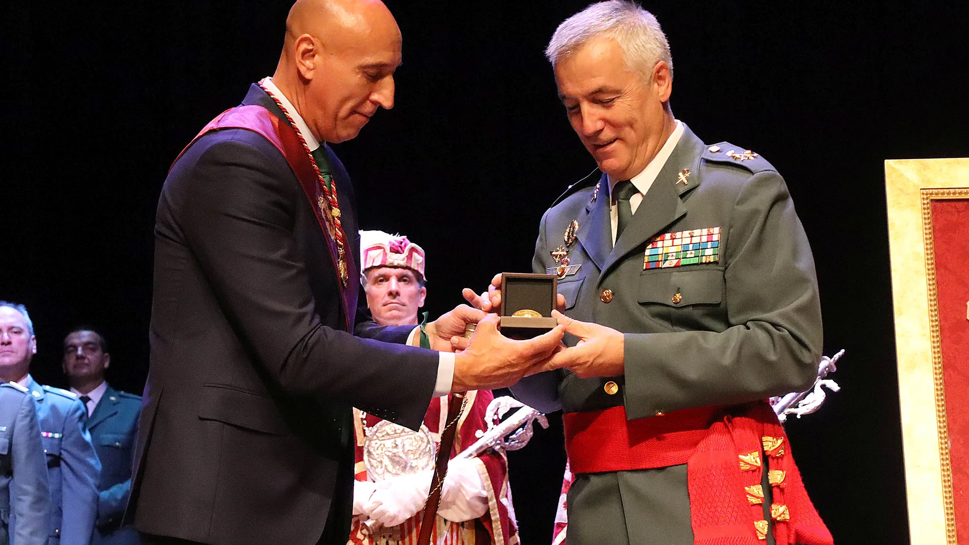 El alcalde de León, José Antonio Diez, entrega de la Medalla de Oro de la ciudad a la Guardia Civil, que recoge el teniente general Félix Blázquez