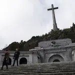 La gran cruz sobre la basílica del Valle de los Caídos, donde se encuentran las criptas en las que hay miles de enterrados de ambos bandos