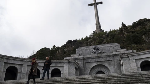 La gran cruz sobre la basílica del Valle de los Caídos, donde se encuentran las criptas en las que hay miles de enterrados de ambos bandos