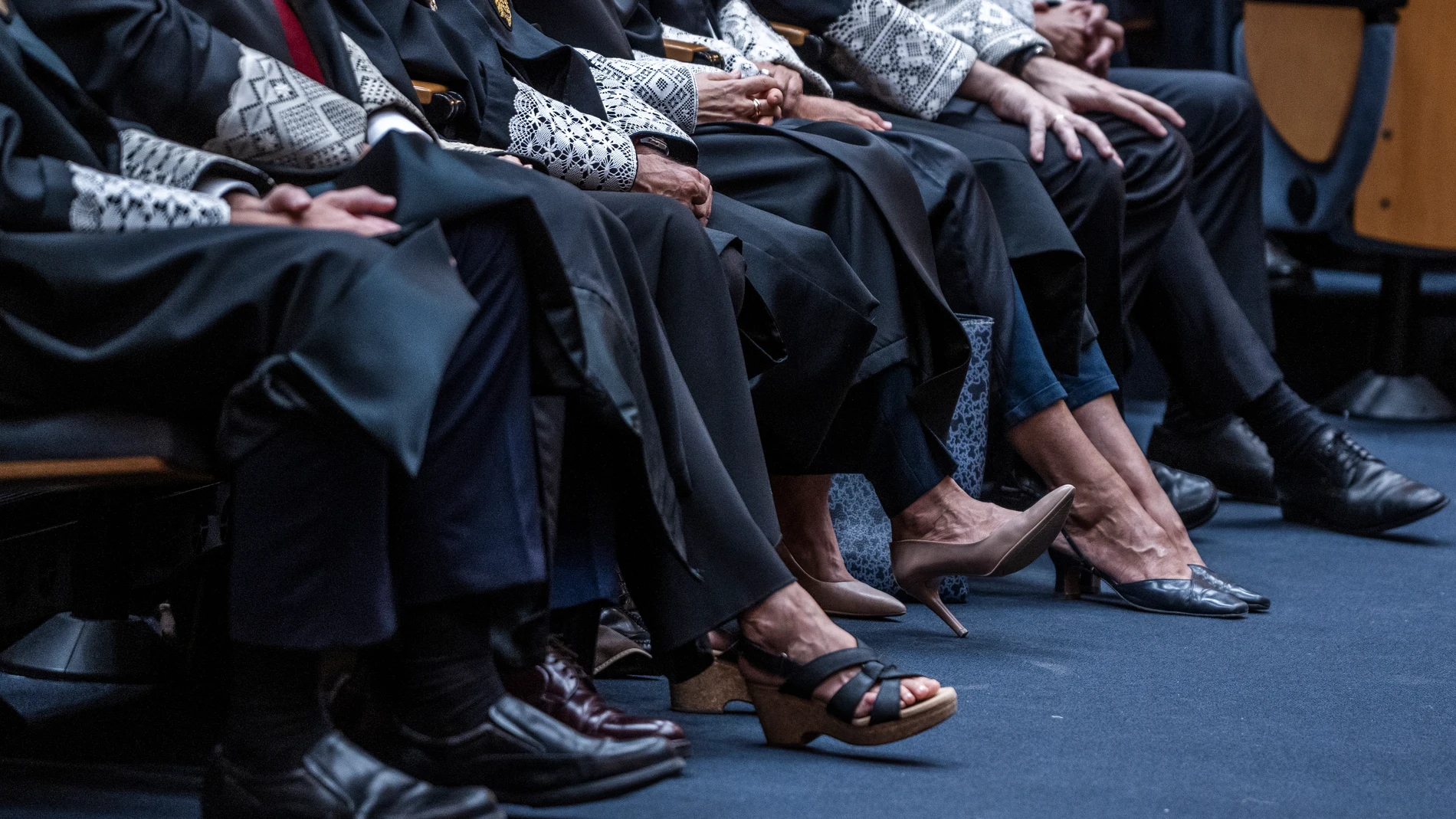 Los zapatos de varios jueces durante el acto de apertura del año judicial 2022-2023 del Tribunal Superior de Justicia de la Comunitat Valenciana (TSJCV) | Fuente: Jorge Gil / Europa Press