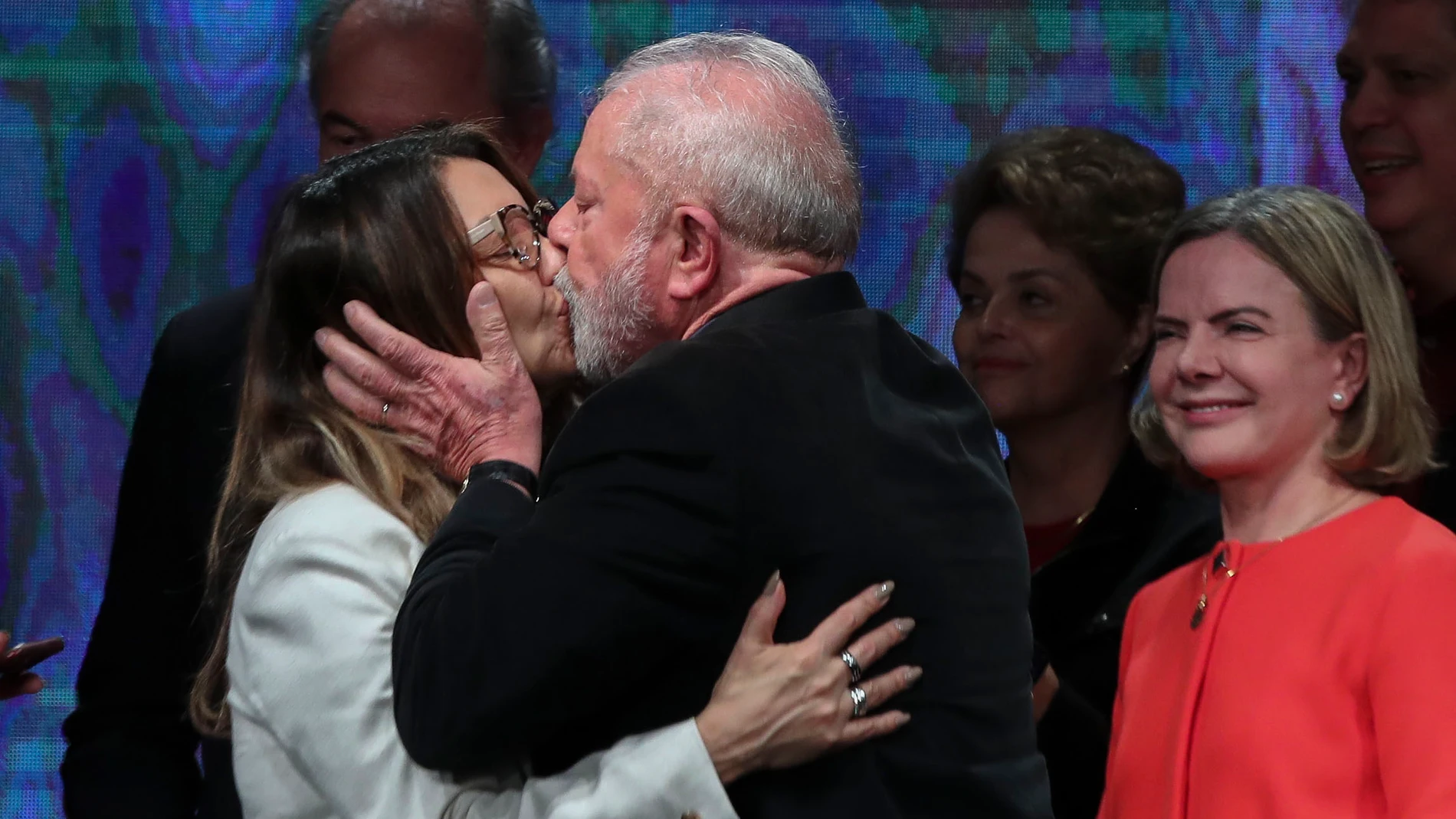 El exmandatario brasileño Lula da Silva besa a su esposa Rosangela mientras pronuncia un discurso desde un hotel en Sao Paulo